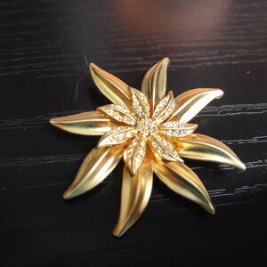 Double Flower 3D Satin Brushed Gold Tone with Rhinestones